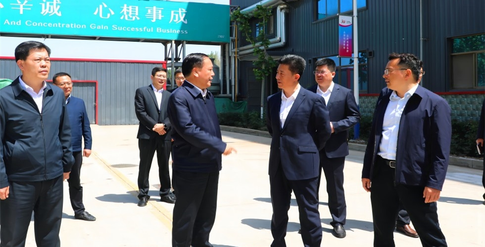 Член Постоянного комитета муниципального комитета Цзаочжуан и секретарь муниципальной партии Тэнчжоу Ван Гуанбу посетил компанию «Сирен ЭкоТех» для исследования